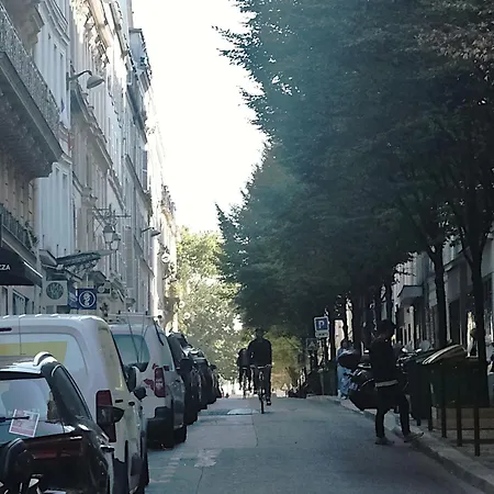 Central, Metro Republique Apartment *