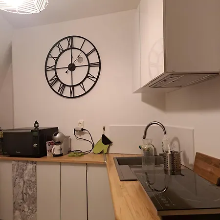 Central, Metro Republique Apartment *