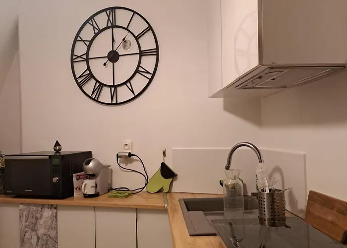 Central, Metro Republique Apartment *